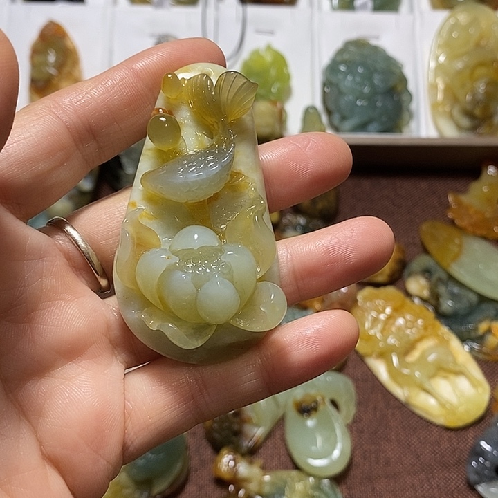 喵***恙蛇纹石玉合金颈饰