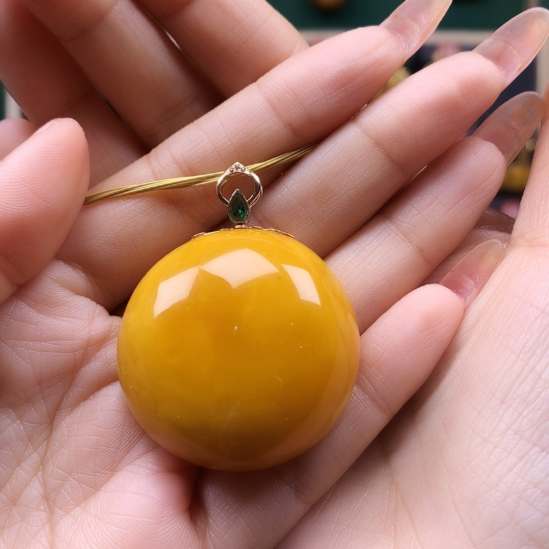 蜜蜡颈饰18K金镶嵌吊坠