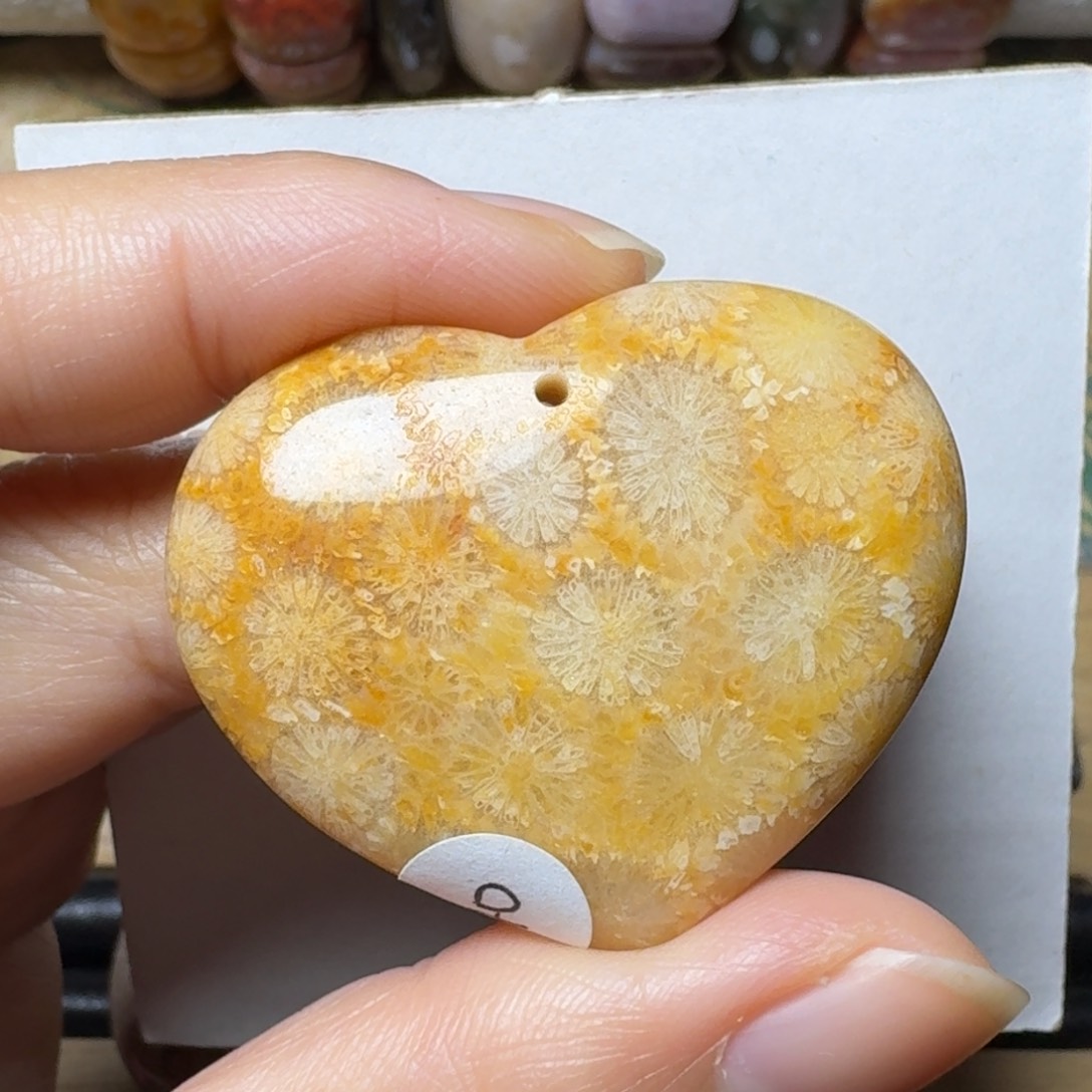 硅化玉有点闪的黄大花未镶嵌