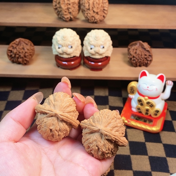 【闪购商品】桃核把件40白狮子。           