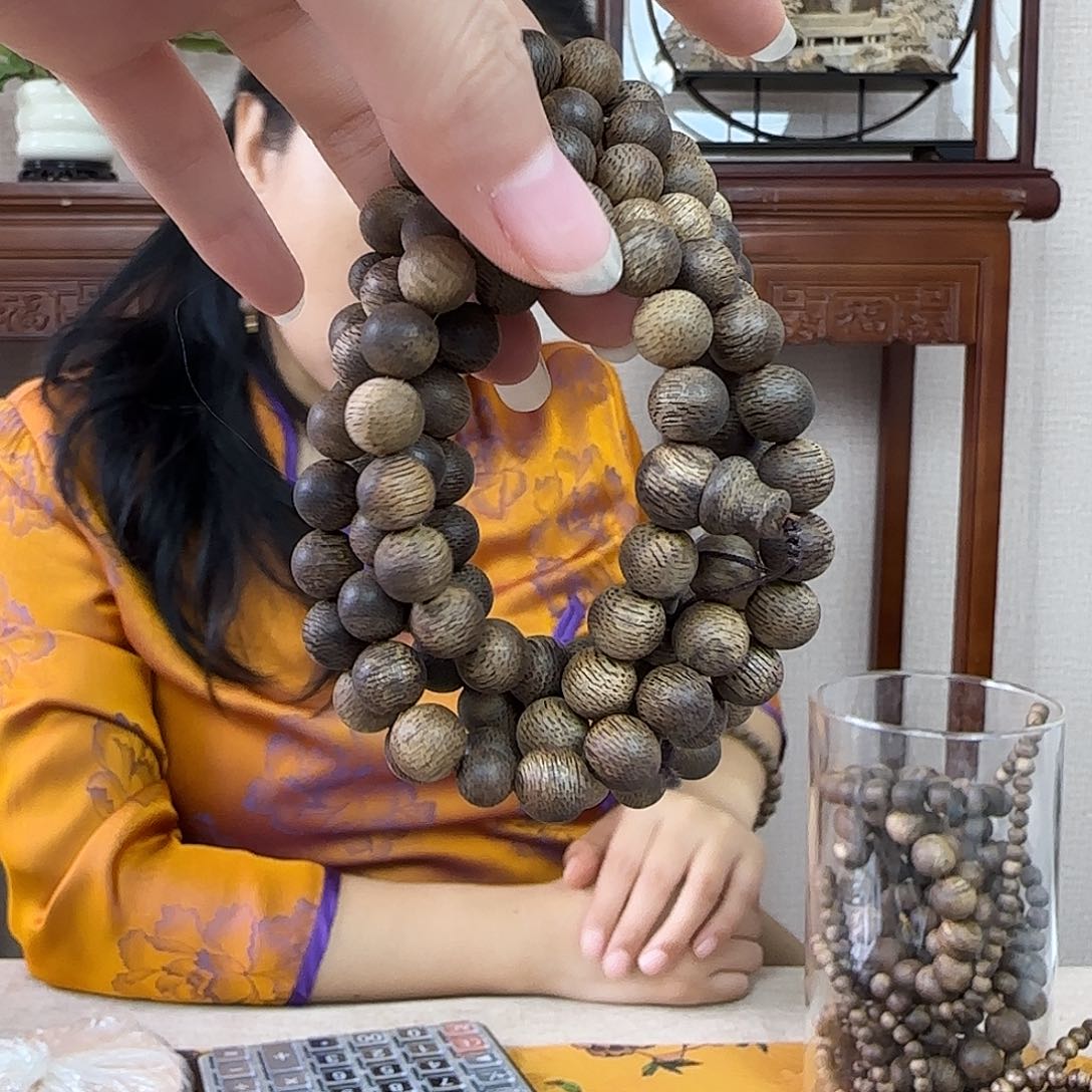 沉香手串0.8圆珠多圈黑油格虫漏