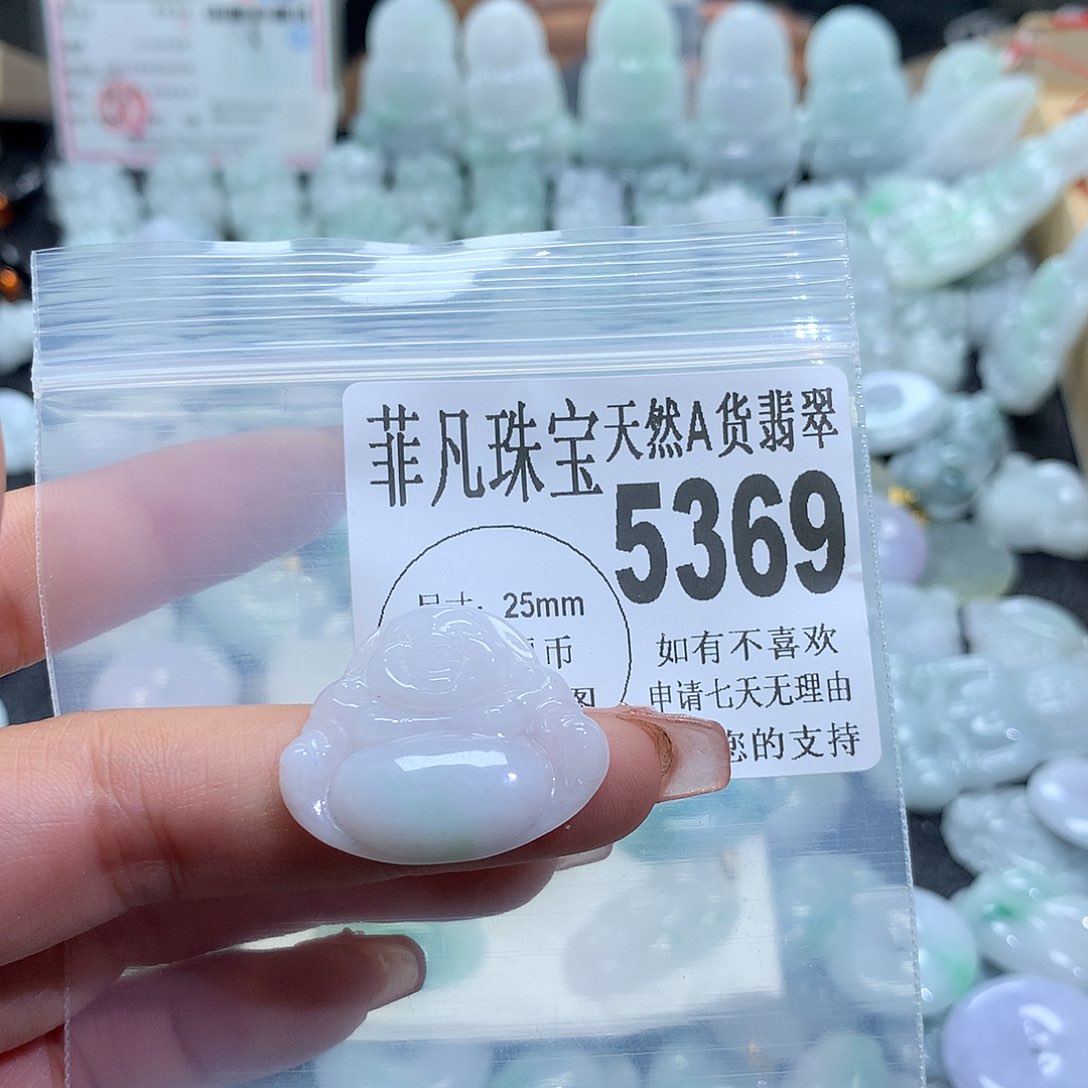 翡翠未镶嵌颈饰，