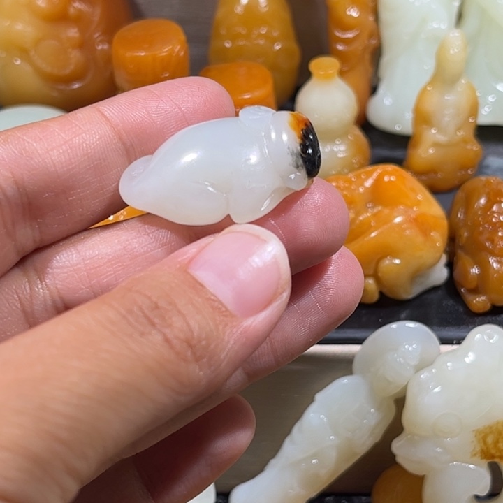 用***0和田玉未镶嵌颈饰