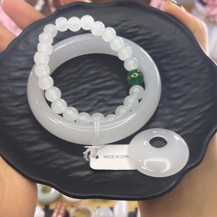 石英质玉未镶嵌颈饰