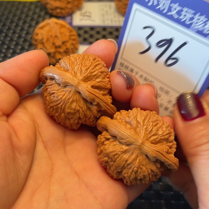 桃核把件44狮子396。。。。。