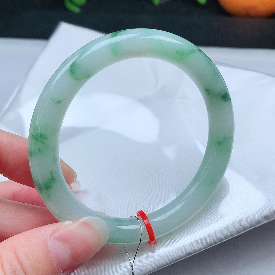 翡翠手镯未镶嵌?**?58.9圆