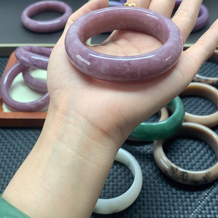 X***岁石英质玉手镯未镶嵌