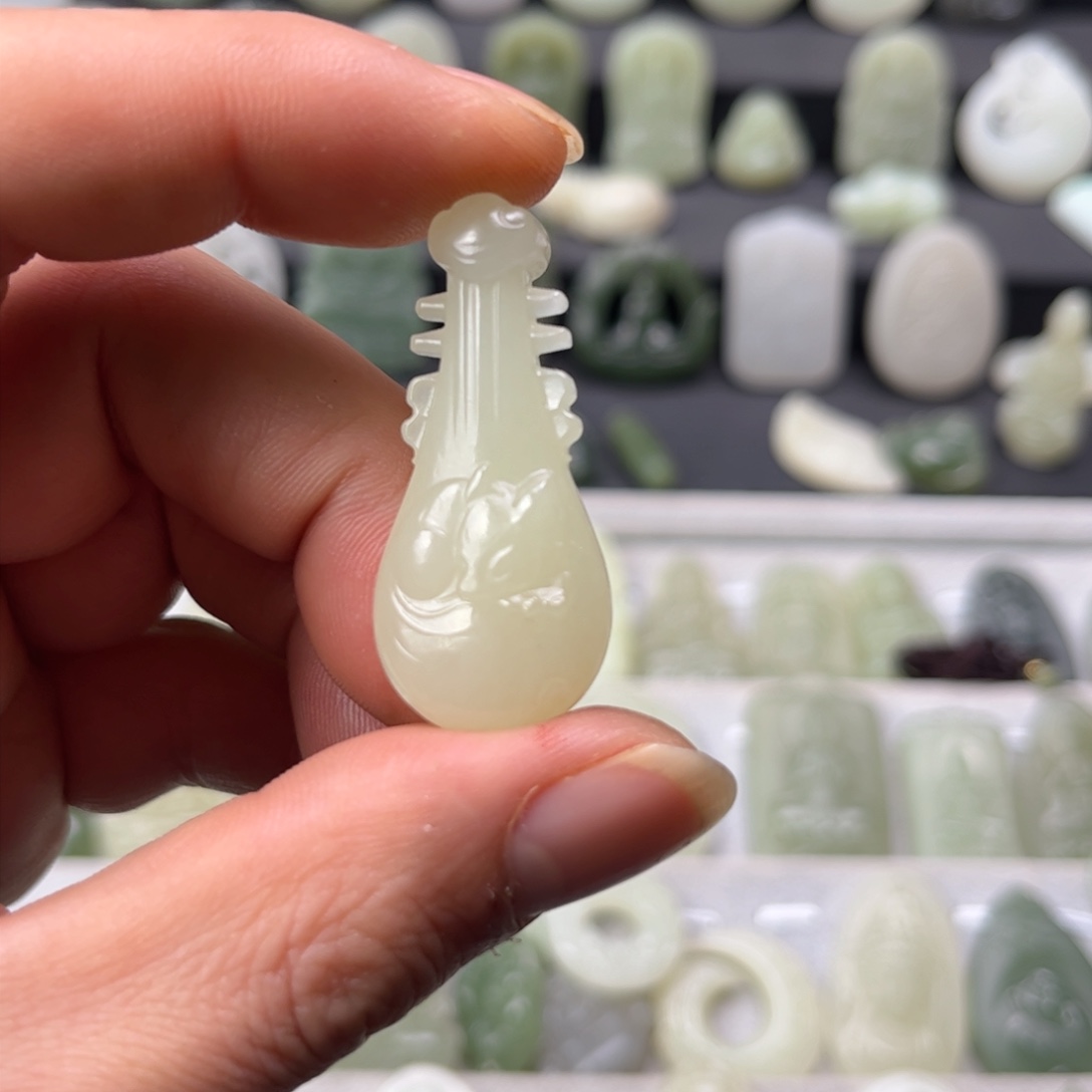 和田玉颈饰未镶嵌热****贝