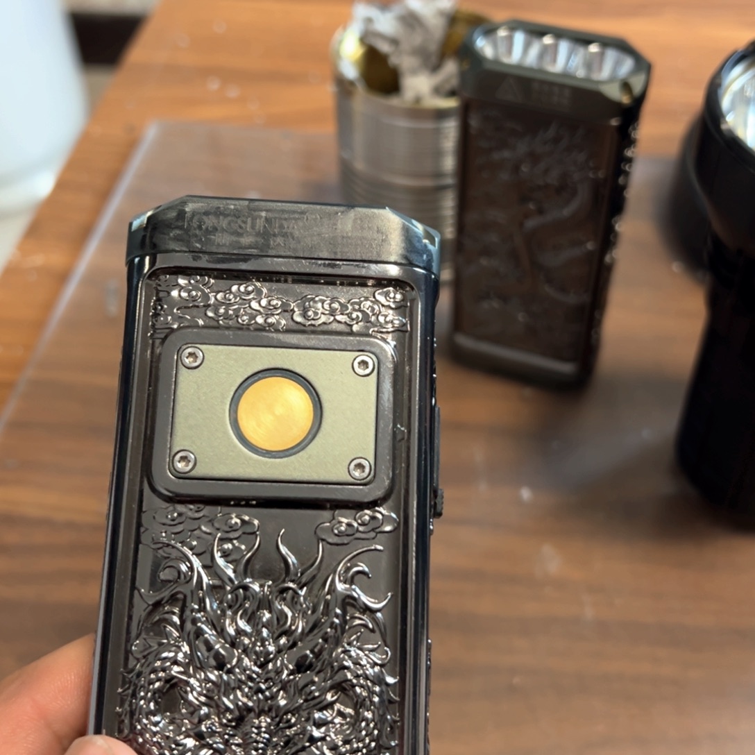 龙腾9强光照射手电筒