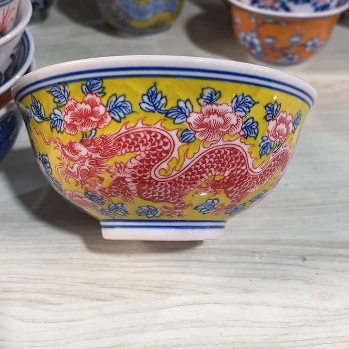 瓷片//////直径12.5厘米。红。