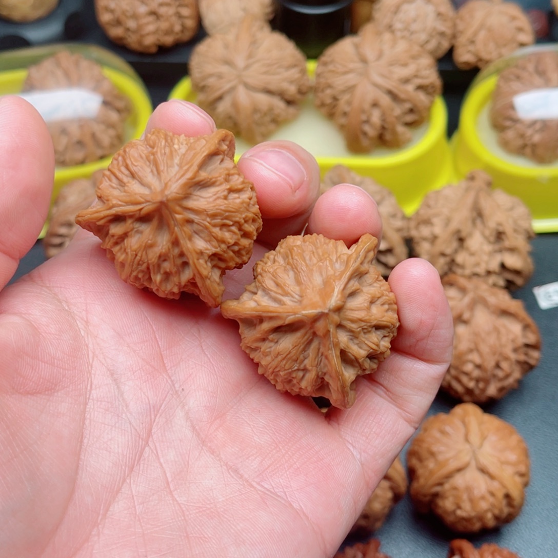 小***码文玩核桃吊坠崔凯三棱37×37×36