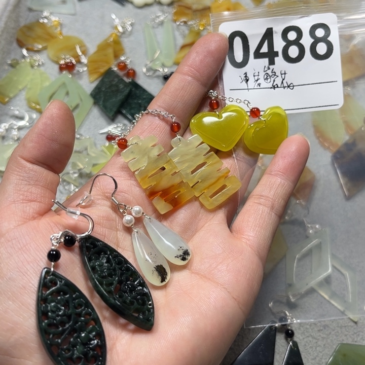 静***花蛇纹石玉未镶嵌耳饰