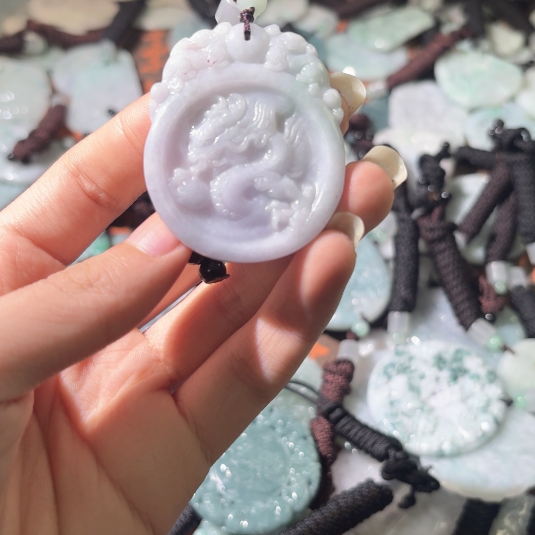 翡翠未镶嵌颈饰局势紧张