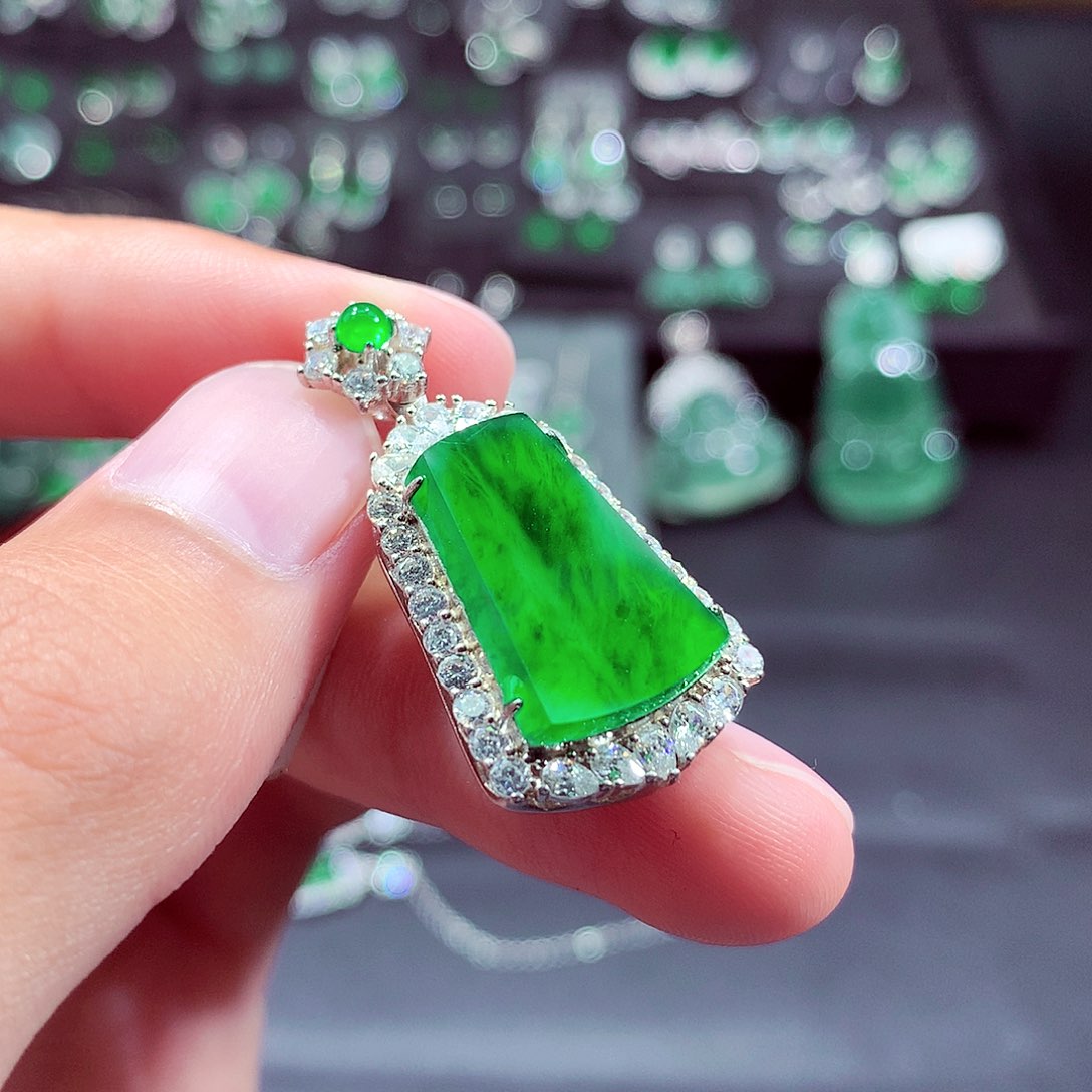 翡翠未镶嵌颈饰挂件