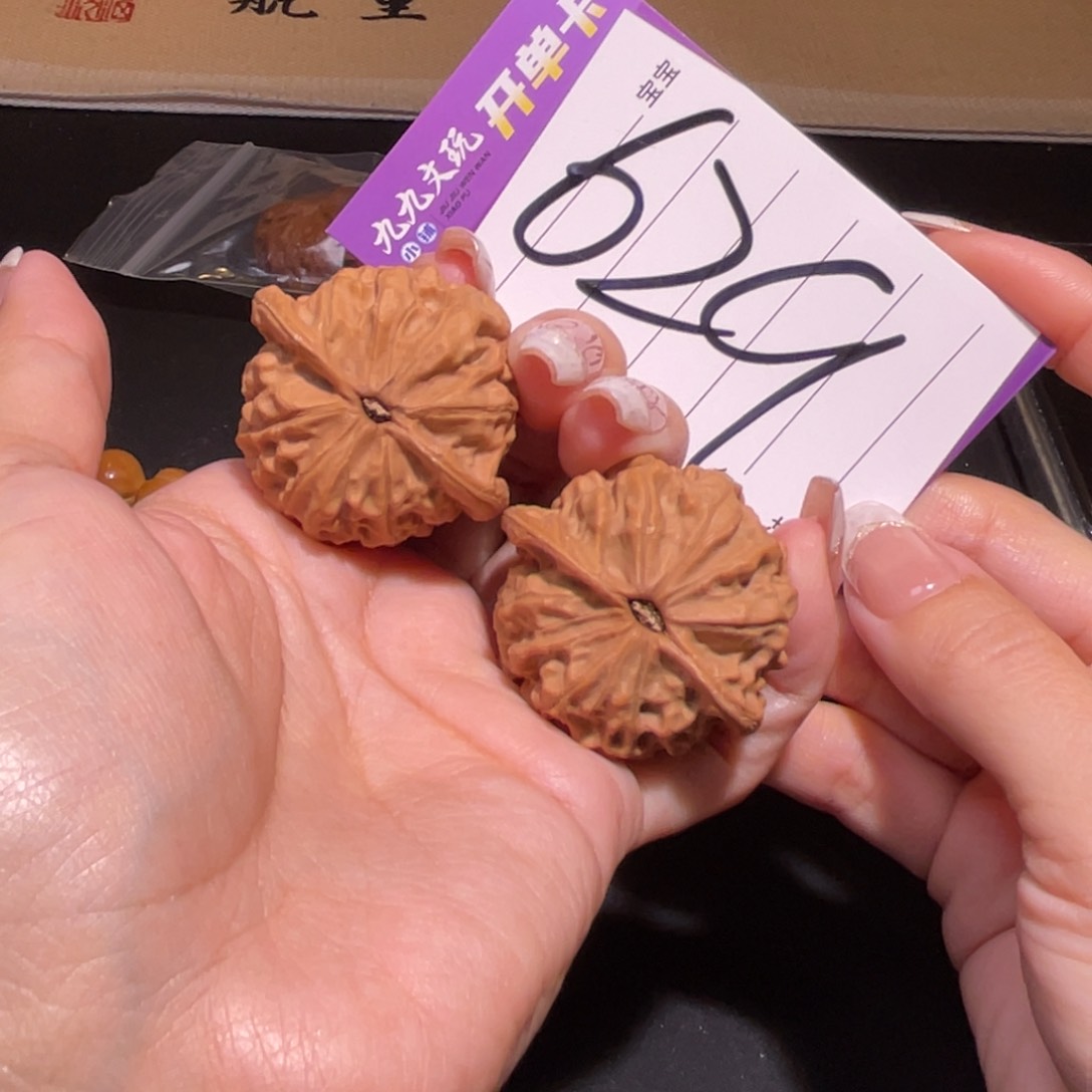 把件文玩核桃愤****子40左右s金牛