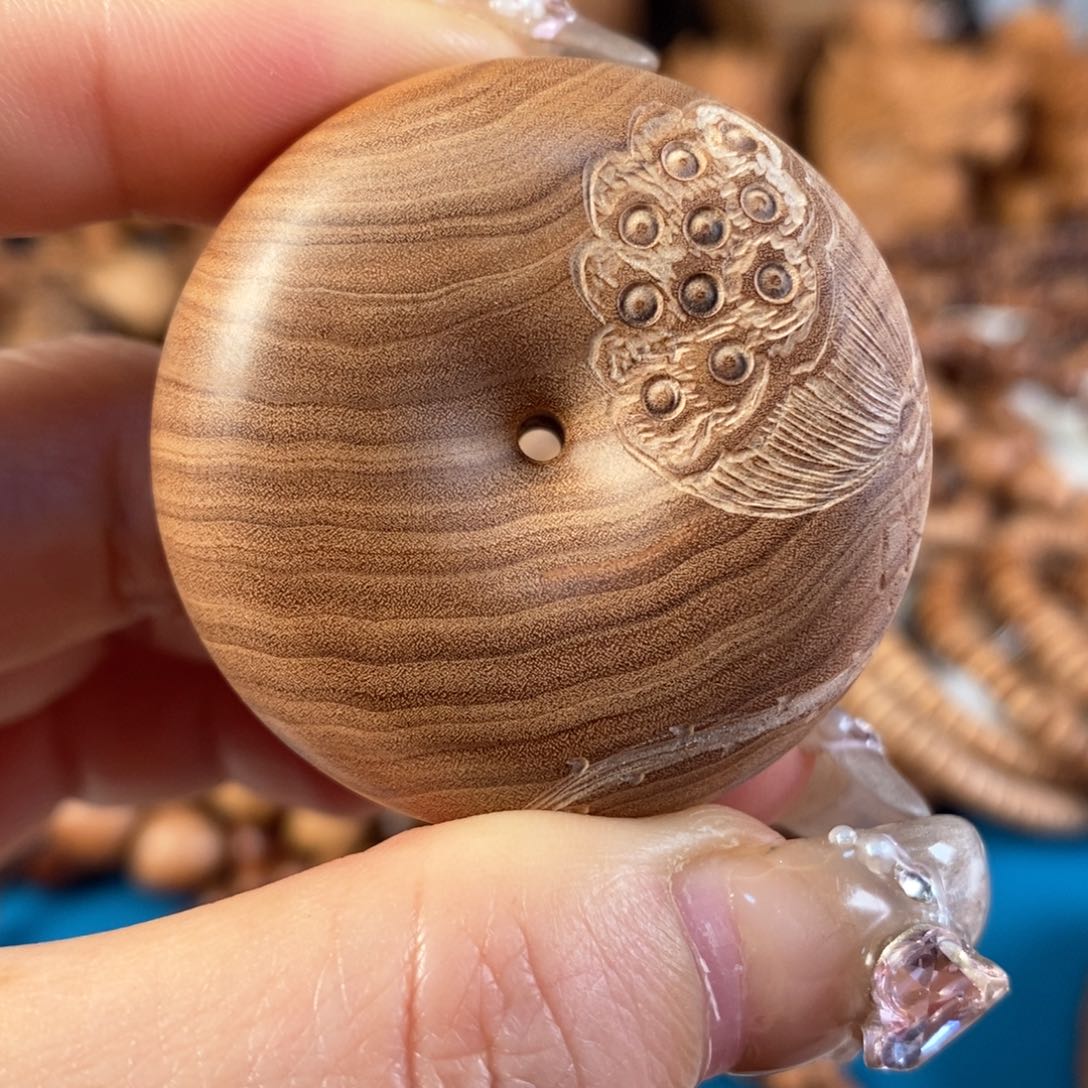 檀香木吊坠老山檀香横纹黑肉莲蓬平安扣