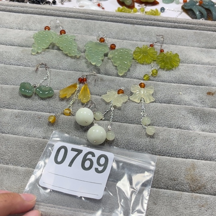 欣***绒合金蛇纹石玉耳饰