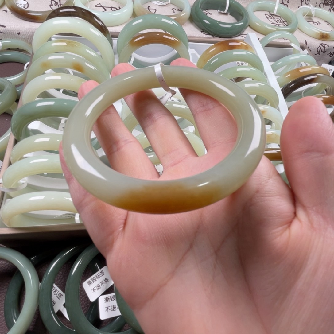 和田玉手镯未镶嵌