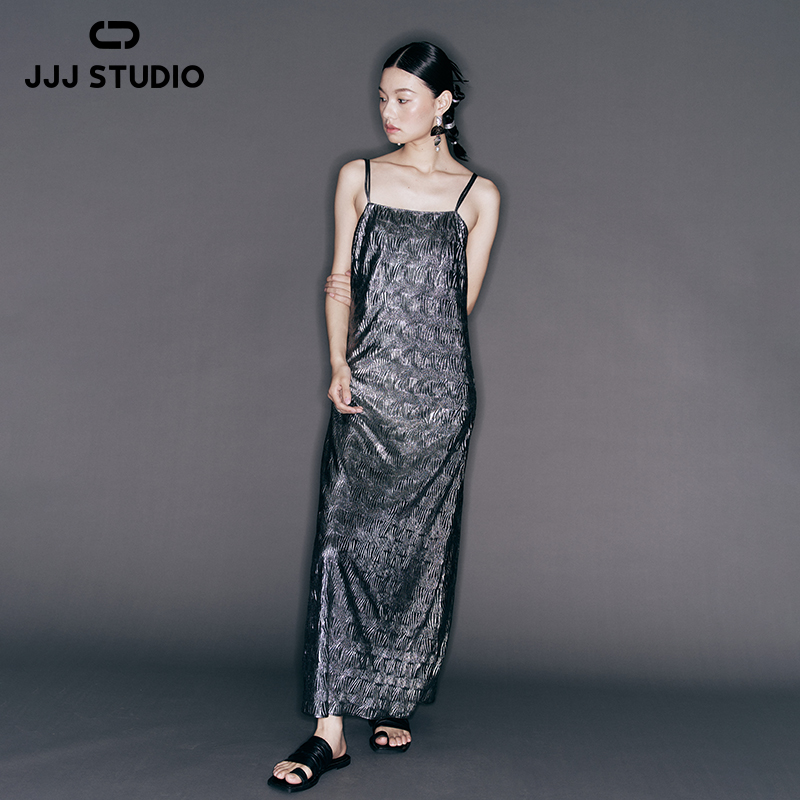 JJJ STUDIO 黑银色气质典雅压皱肌理感吊带性感连衣裙 JDWFR1L217