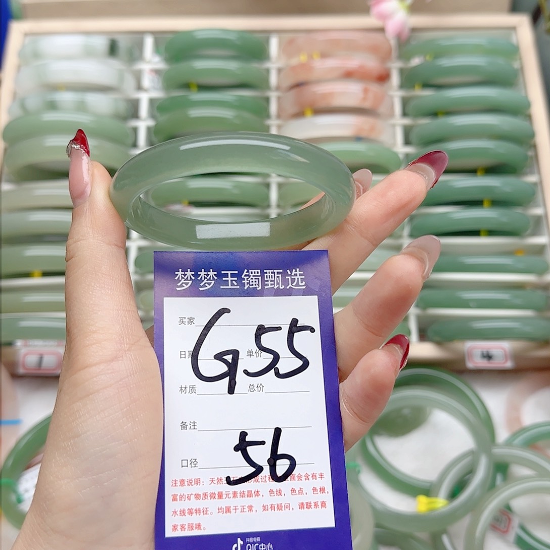 石英质玉手镯未镶嵌?