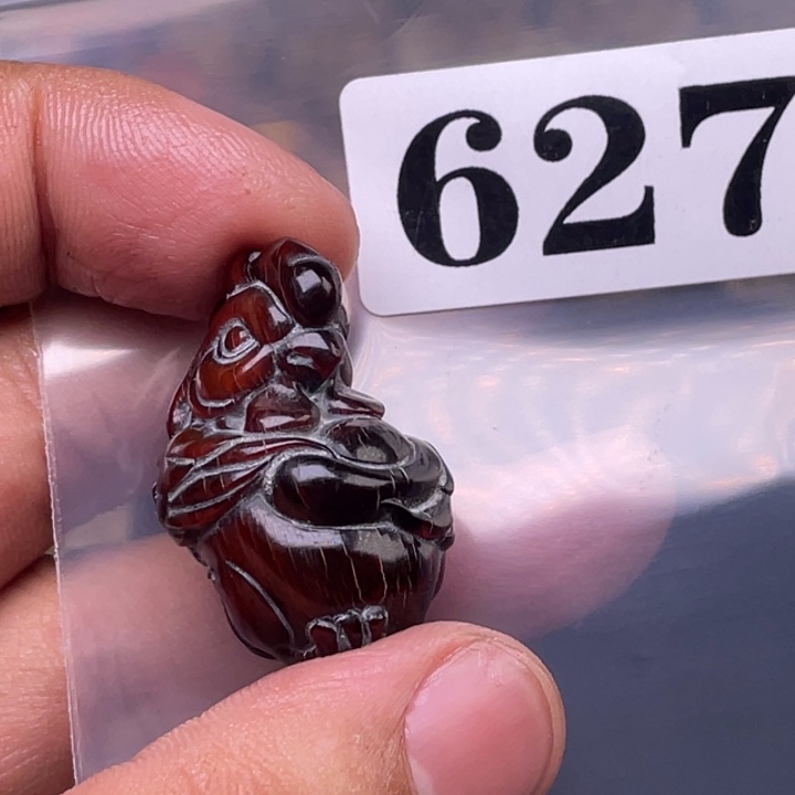 驼骨摆件人工忙着