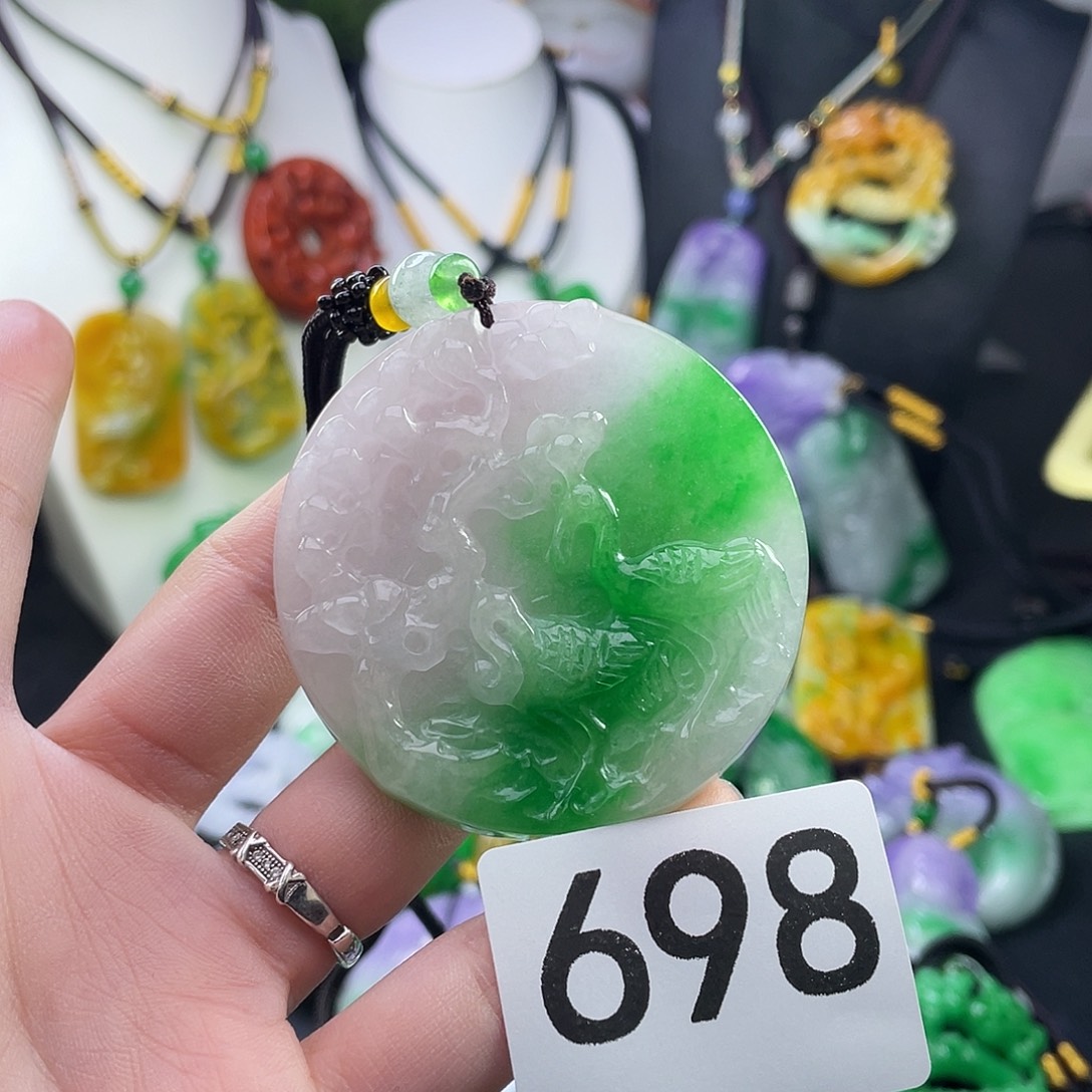 翡翠未镶嵌吊坠(赠链)