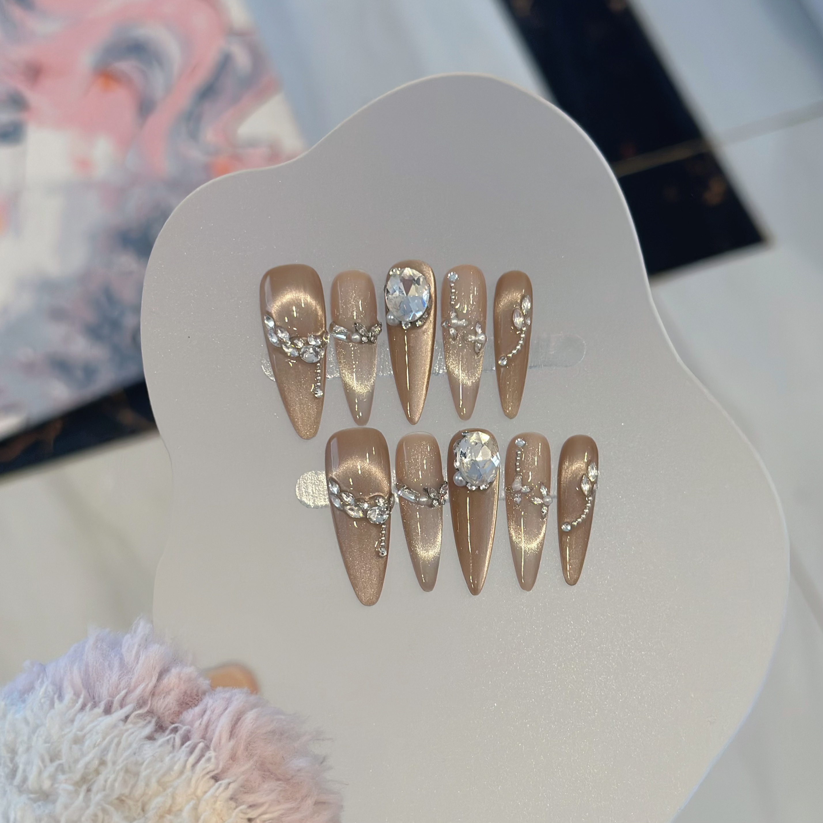 『莫妮卡』满锆石长尖细狗秋冬新品美拉德大钻显白猫眼纯手工穿戴甲