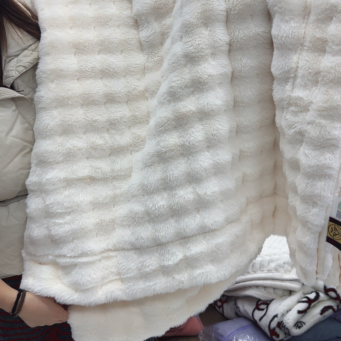 氨纶190.230泡泡仿兔兔牛奶绒双层毯，孤品