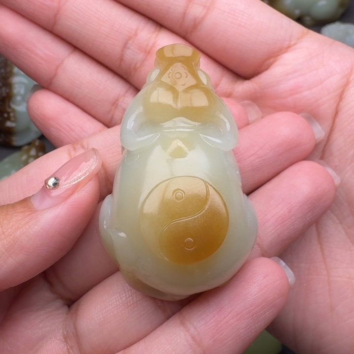 和田玉颈饰未镶嵌?**瓒