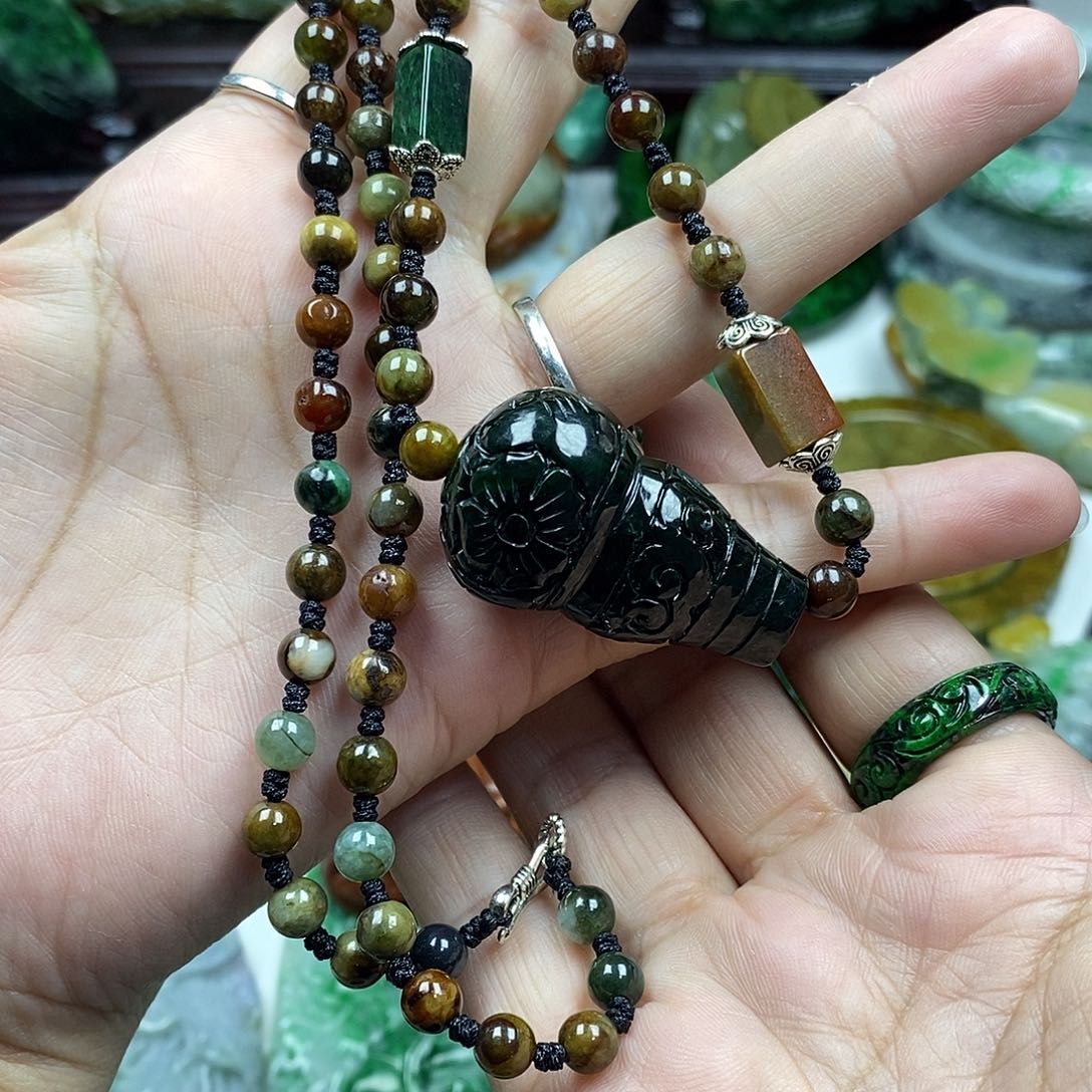 颈饰未镶嵌翡翠心*予牌子