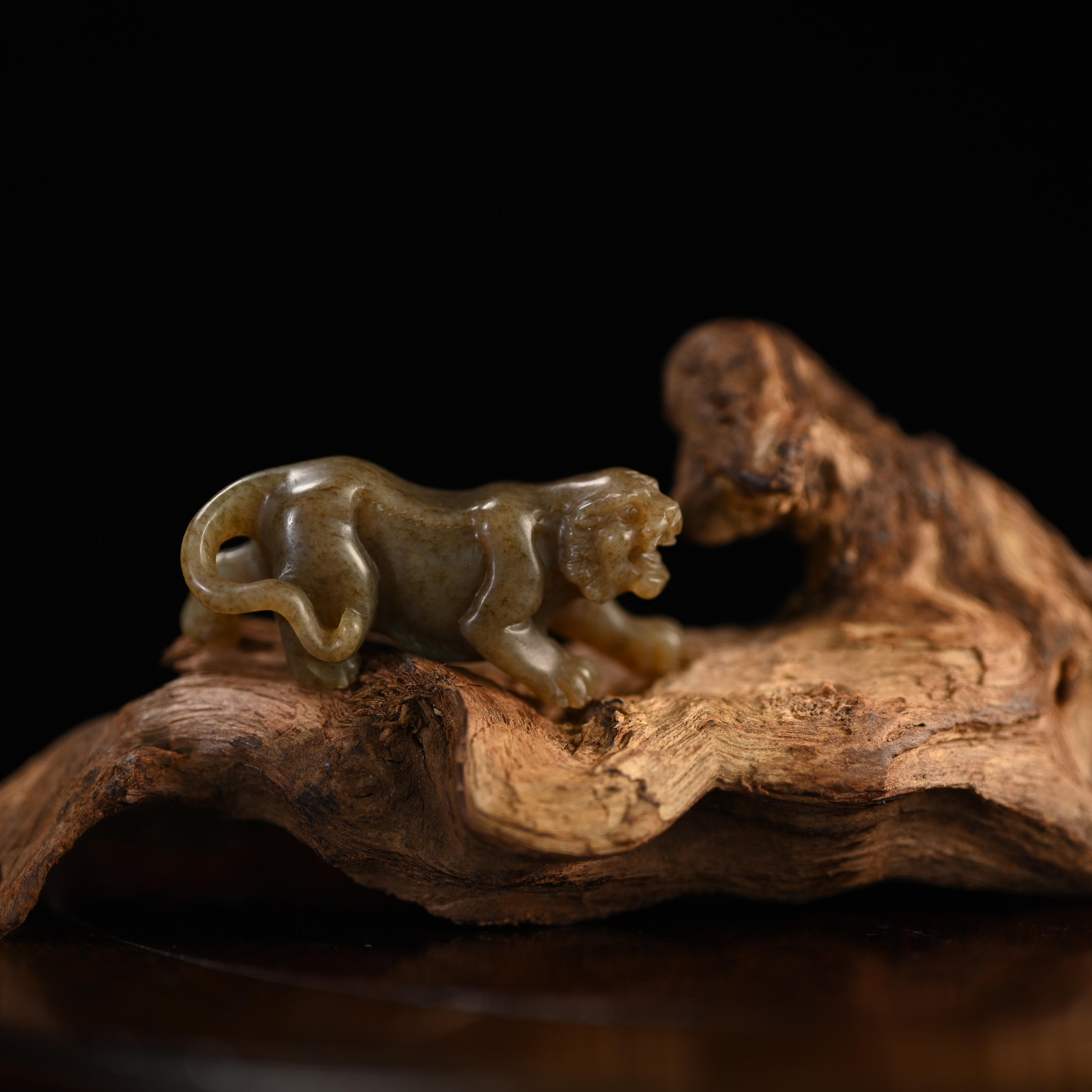 Lot8804 2511120151和田玉且末糖猛虎下山挂件/杭拍