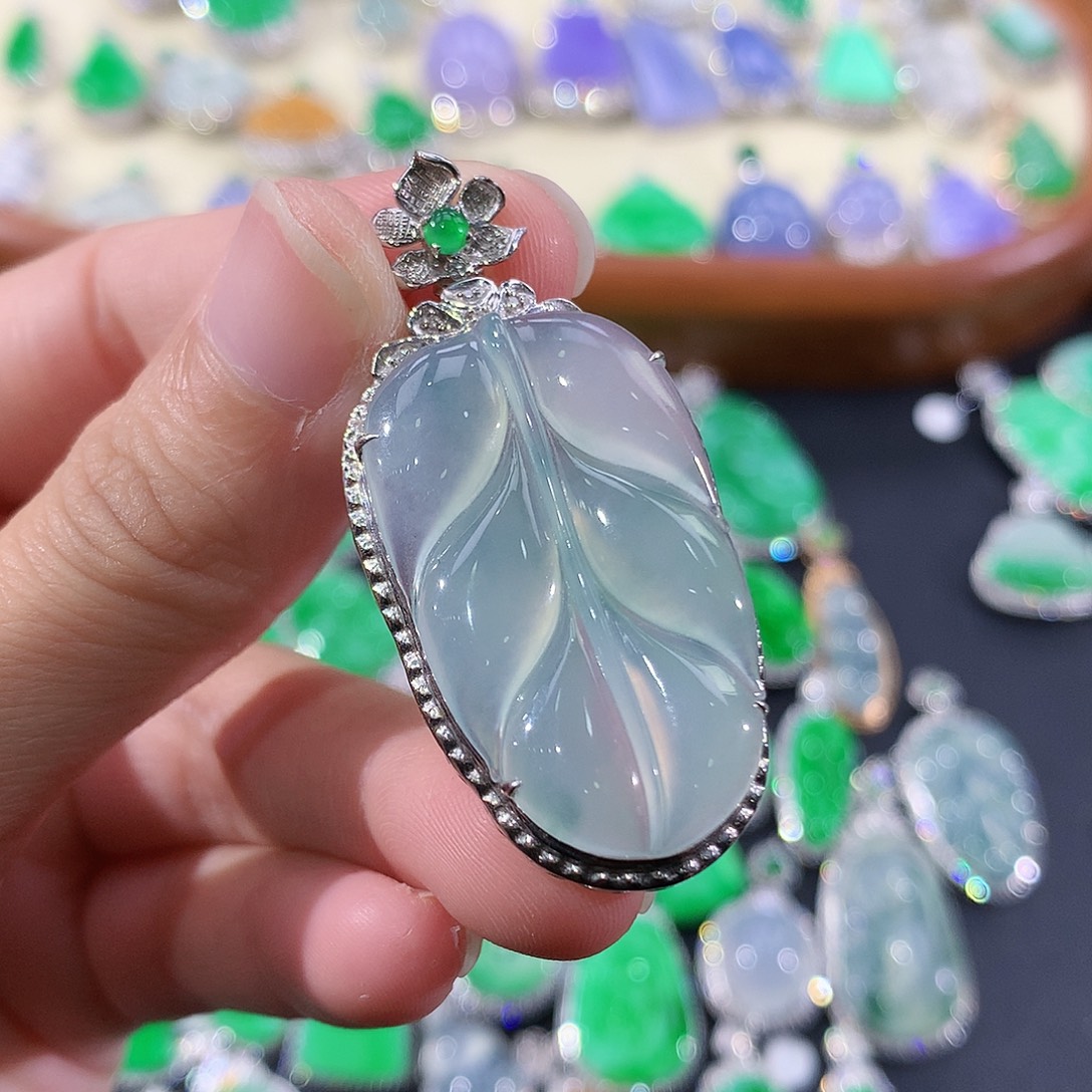 翡翠18K金镶嵌颈饰