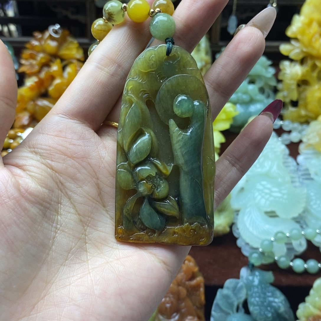 蛇纹石玉颈饰未镶嵌