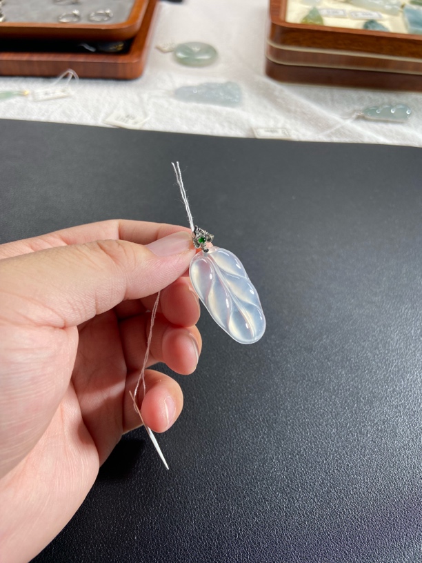 缅甸A货翡翠 18K金镶嵌白冰叶子吊坠气质白色极光高冰