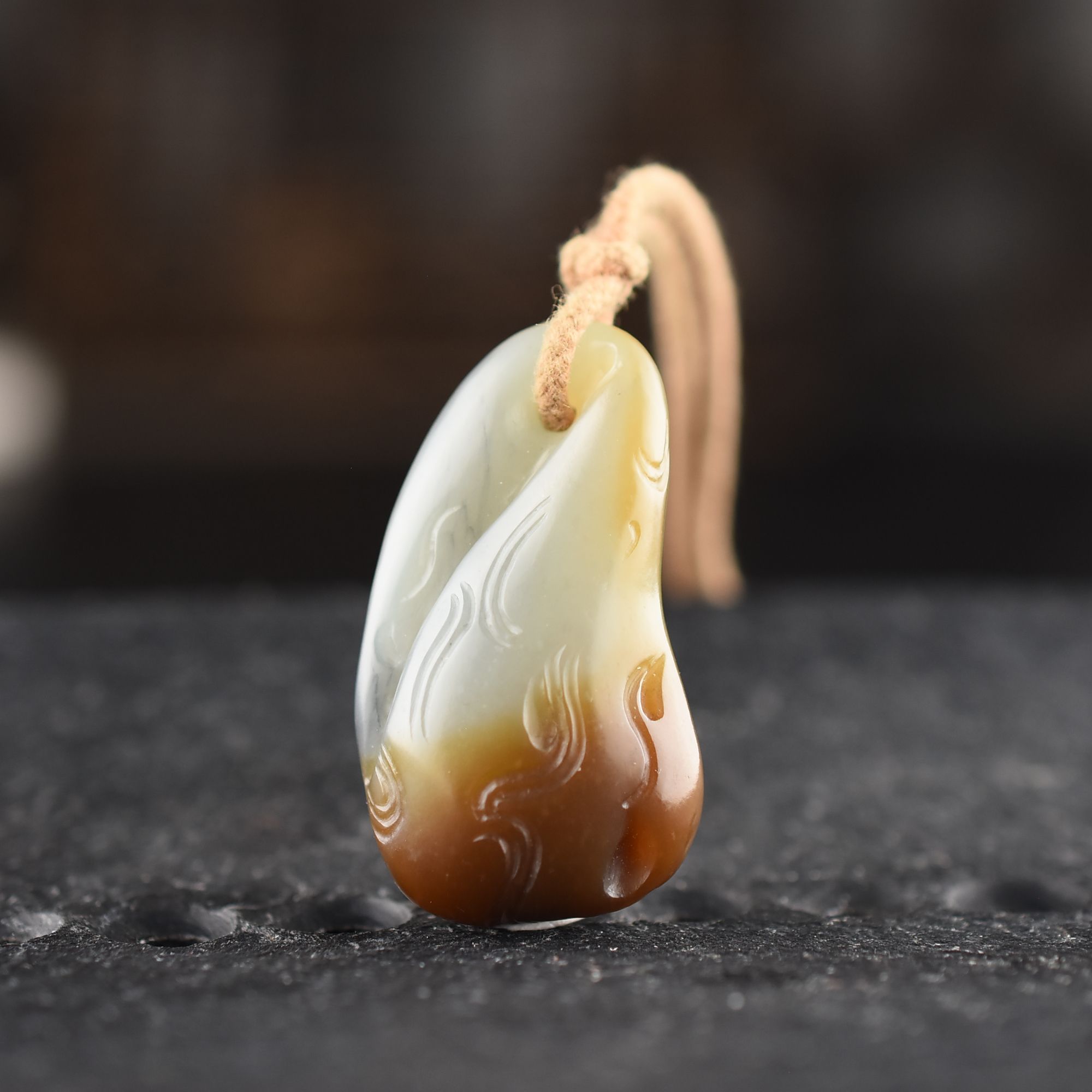 新疆和田玉糖白楼兰三色随型吊坠挂件