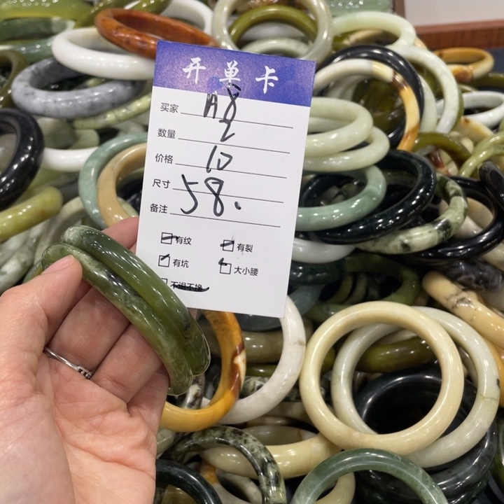 蛇纹石玉未镶嵌手镯