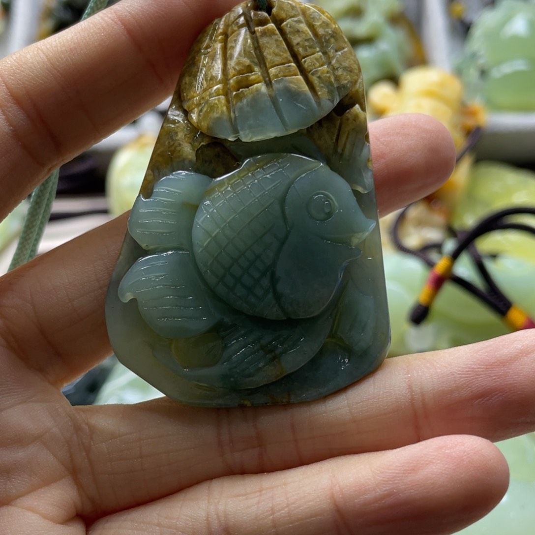 蛇纹石玉颈饰未镶嵌