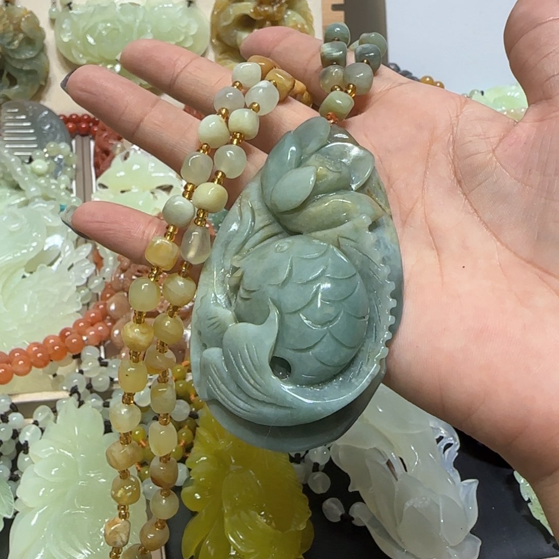 未镶嵌蛇纹石玉吊坠