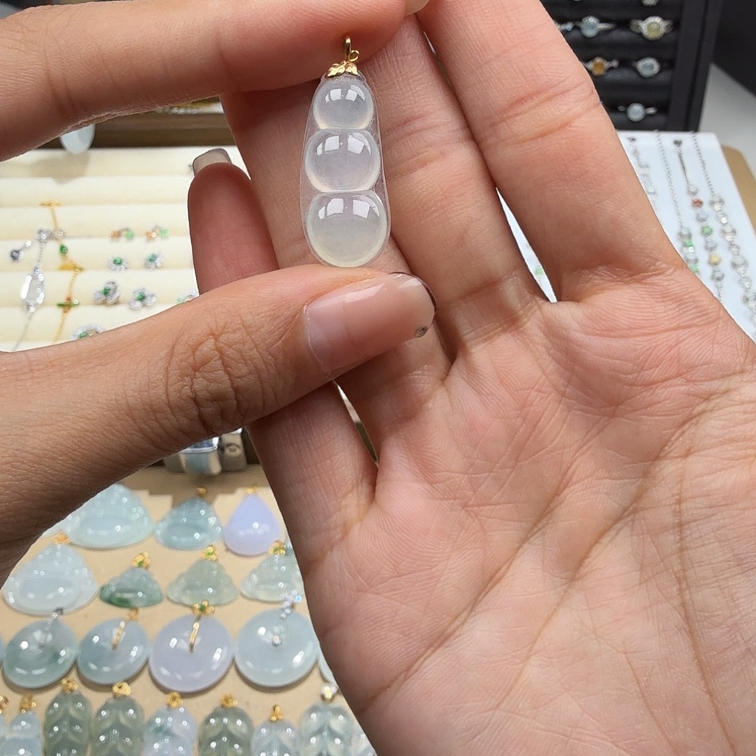 迪***迦翡翠18K金镶嵌颈饰