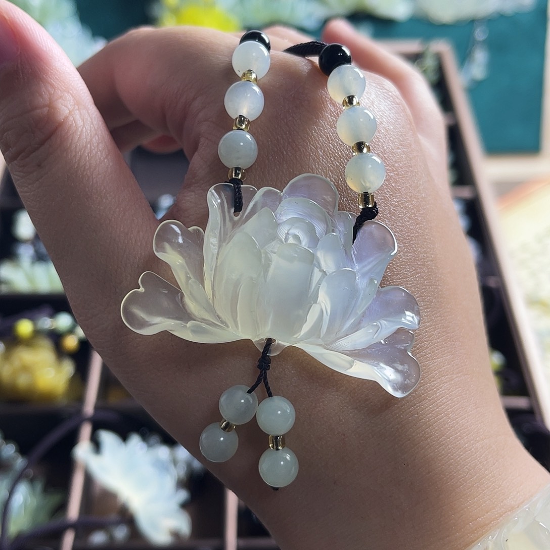 任***盈蛇纹石玉未镶嵌颈饰