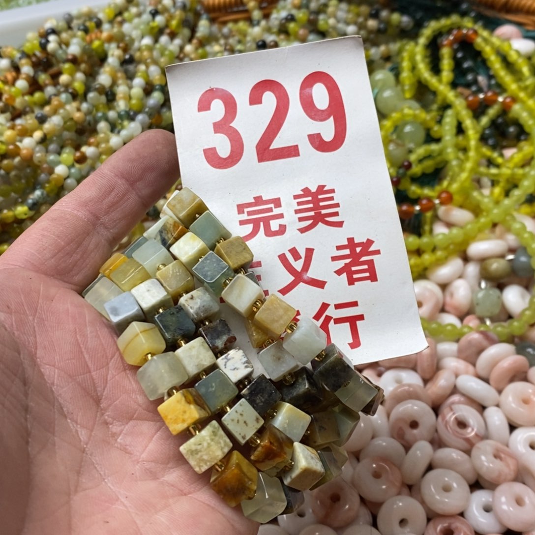蛇纹石玉挂坠未镶嵌