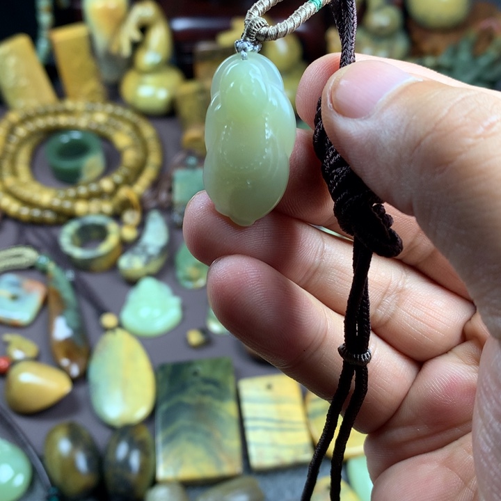 吊坠(赠链)未镶嵌岫岩老玉（透闪石质玉）