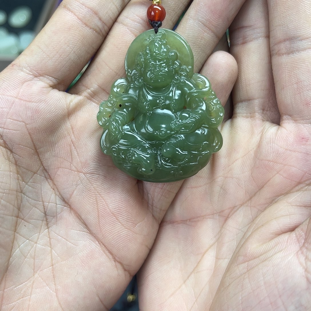 大***宁颈饰未镶嵌和田玉新疆若羌黄财神