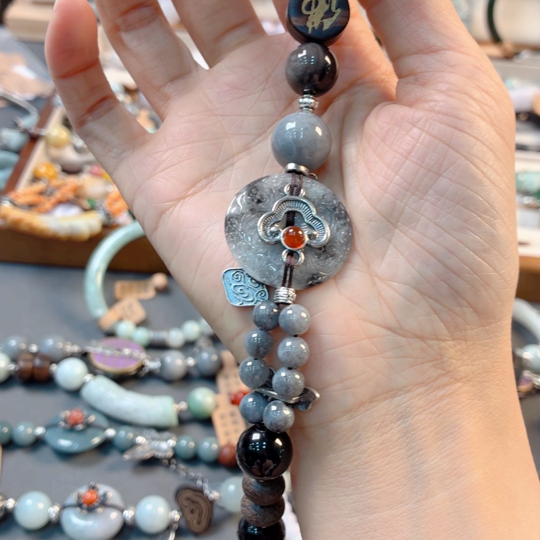 妮***呀翡翠未镶嵌颈饰手串