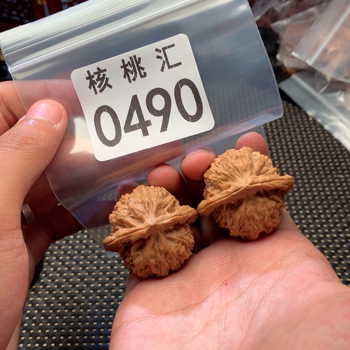 文玩核桃吊坠金麒麟