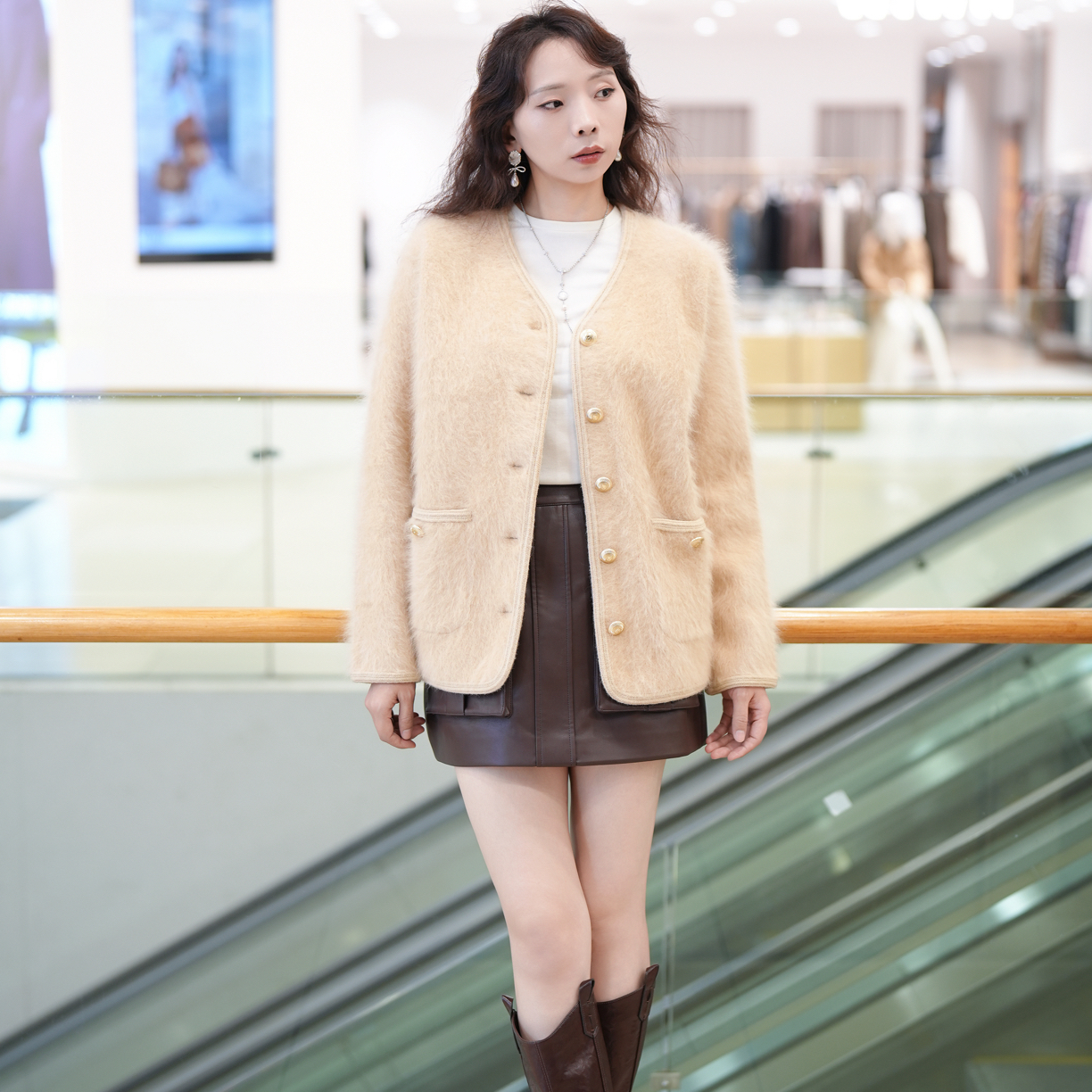 DIANA VEVINA轻奢V领毛茸厚款秋冬小香风