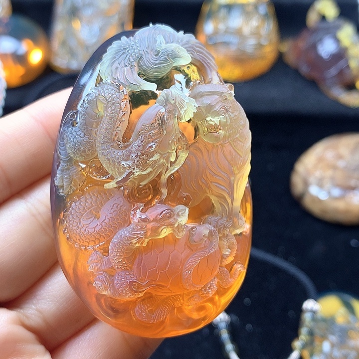 琥珀未镶嵌手串大师工雕刻件四大神兽吊坠