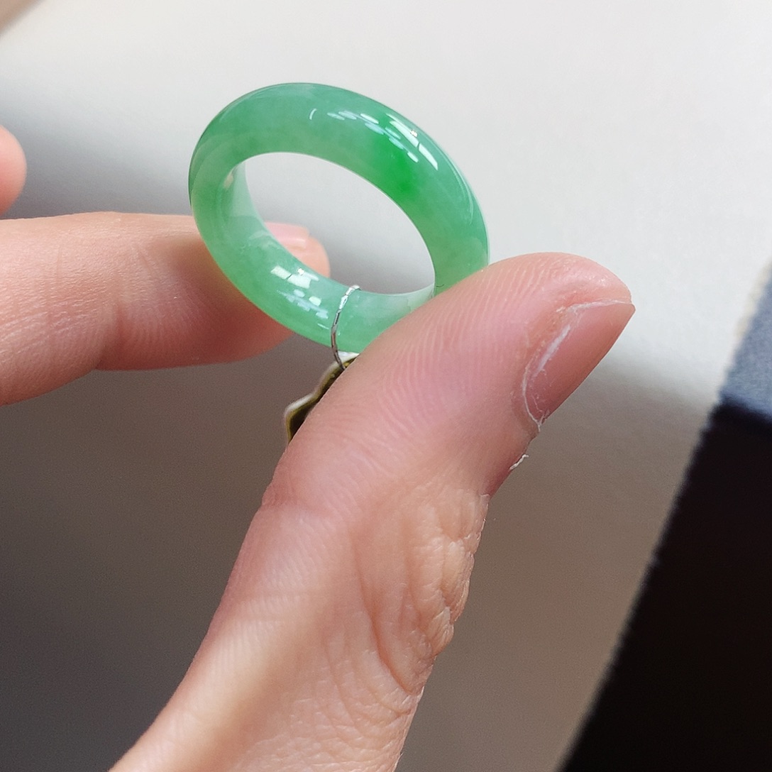 翡翠戒指未镶嵌如****呢15号