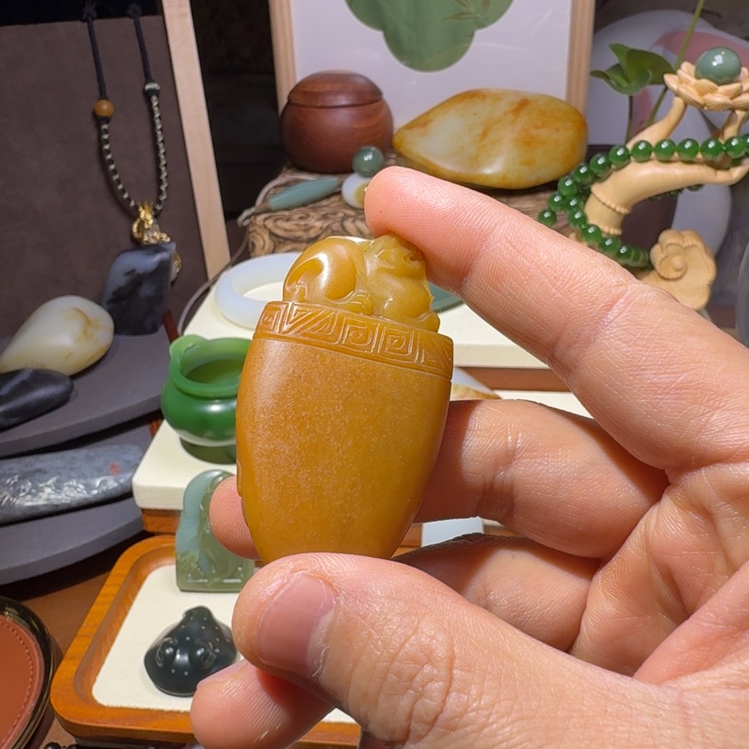 飞***逸和田玉未镶嵌颈饰