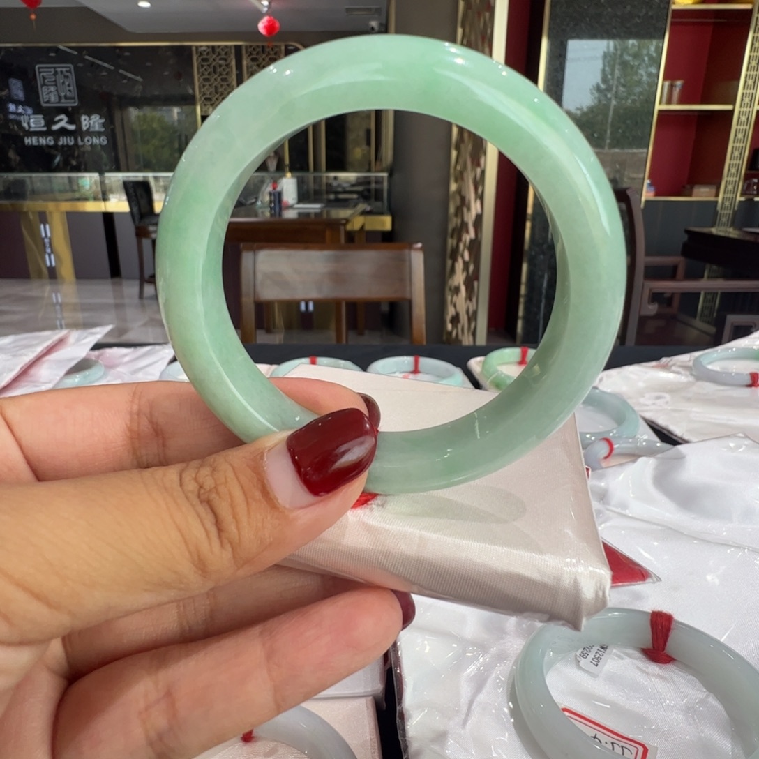 蓝***花翡翠手镯未镶嵌满绿福利不退不换